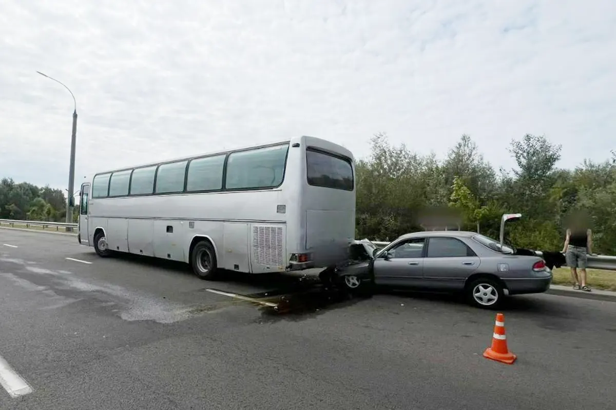 Водитель Mazda врезался в автобус вблизи погранперехода Брест Водитель Mazda врезался в автобус вблизи погранперехода Брест