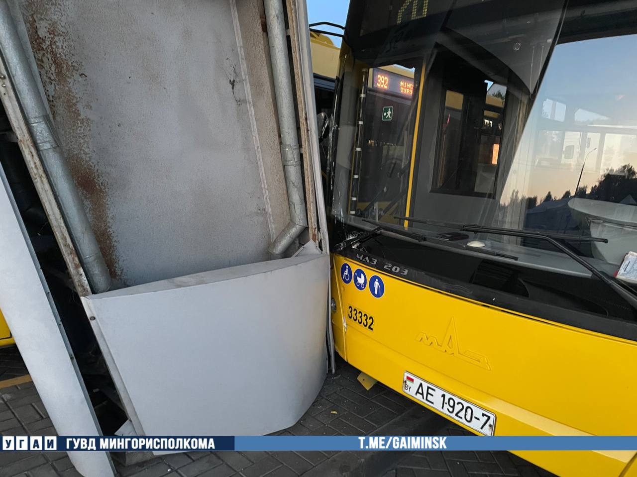 Минск. Водитель автобуса врезалась в опору на заправке. Подробности