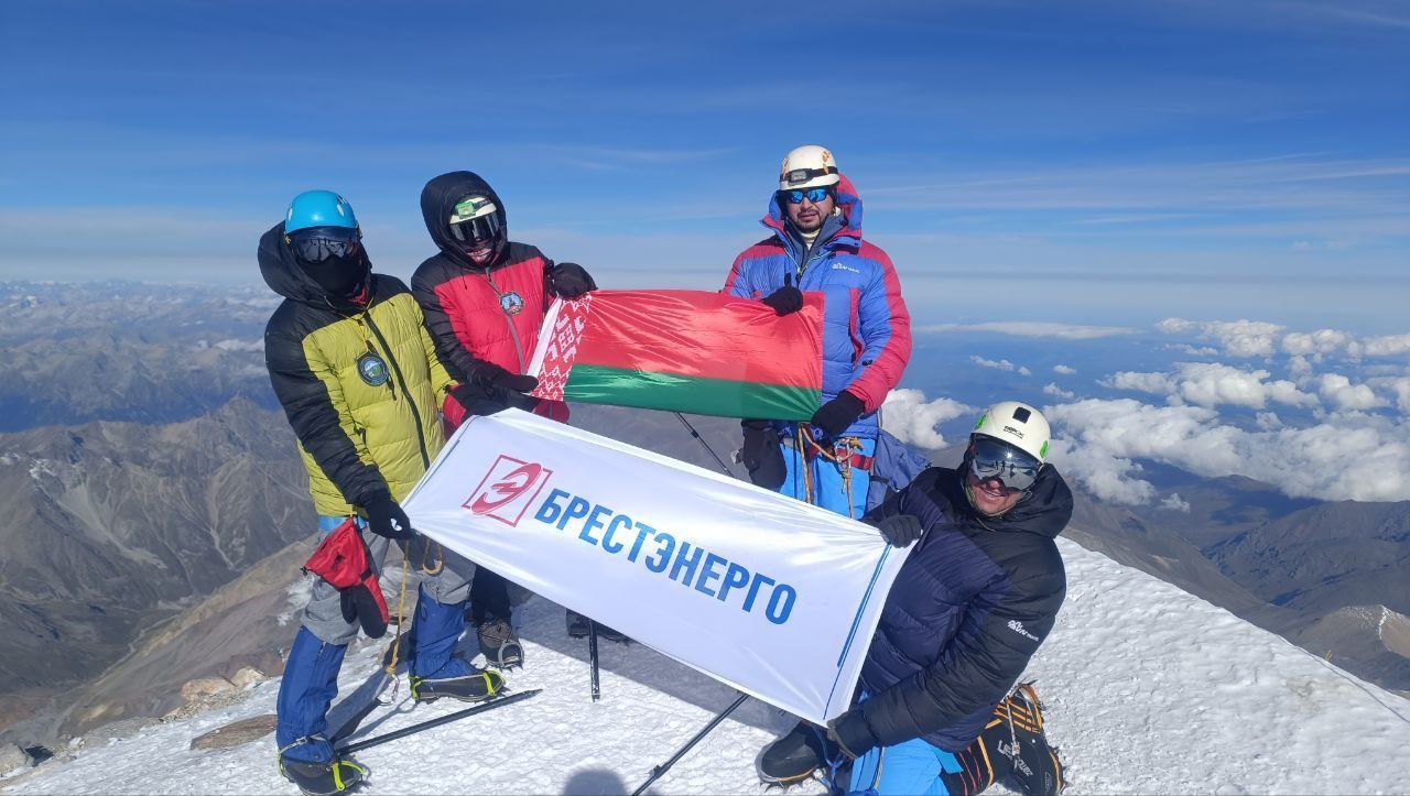 С флагом на высоте в 5642 метра. Брестчанин покорил вершину Эльбруса