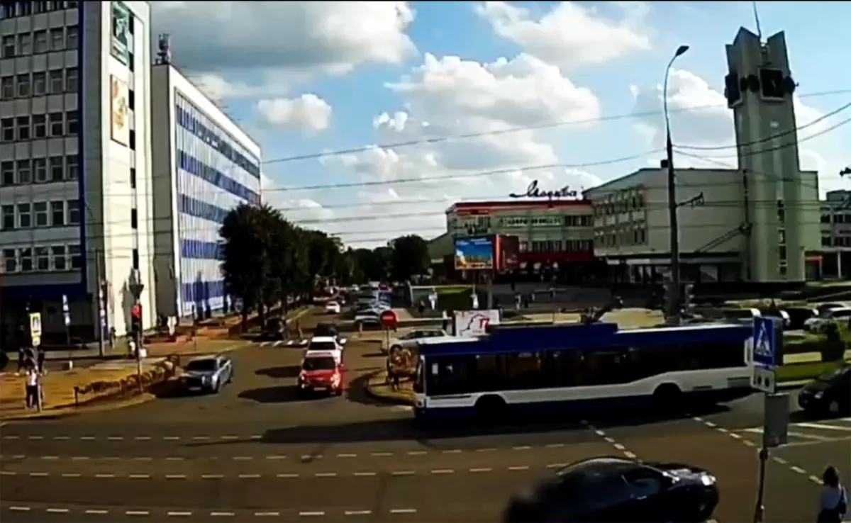 В Бресте водитель Mercedes проехал на красный и попал: сначала на камеры, потом на штраф