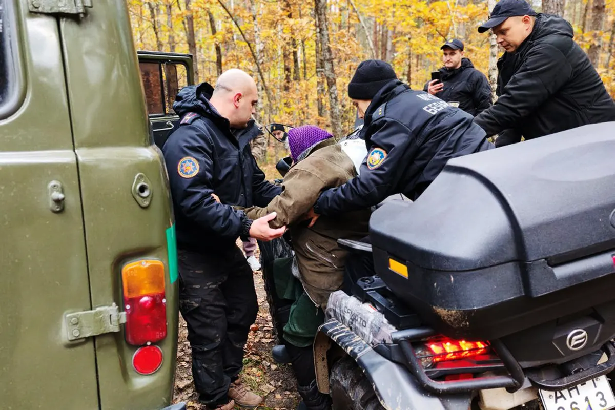 Жыныстық қатынаста микро купальник киген гимнасттар