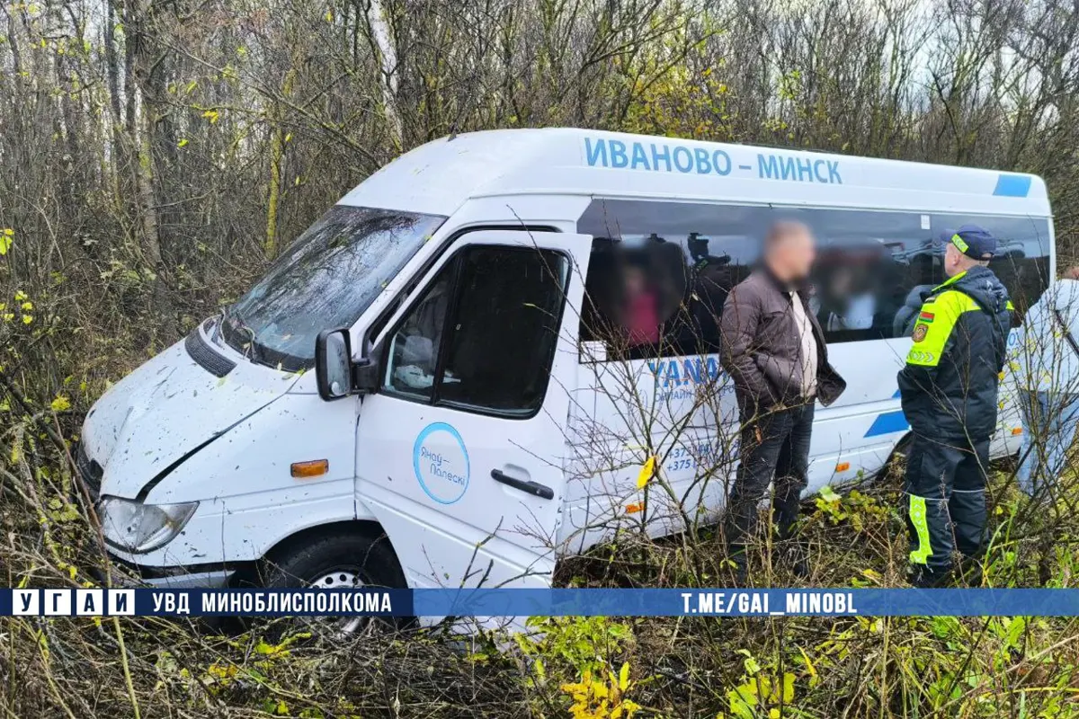 Маршрутка съехала в кювет на М1 под Минском. В салоне было 13 пассажиров и водитель Маршрутка съехала в кювет на М1 под Минском. В салоне было 13 пассажиров и водитель