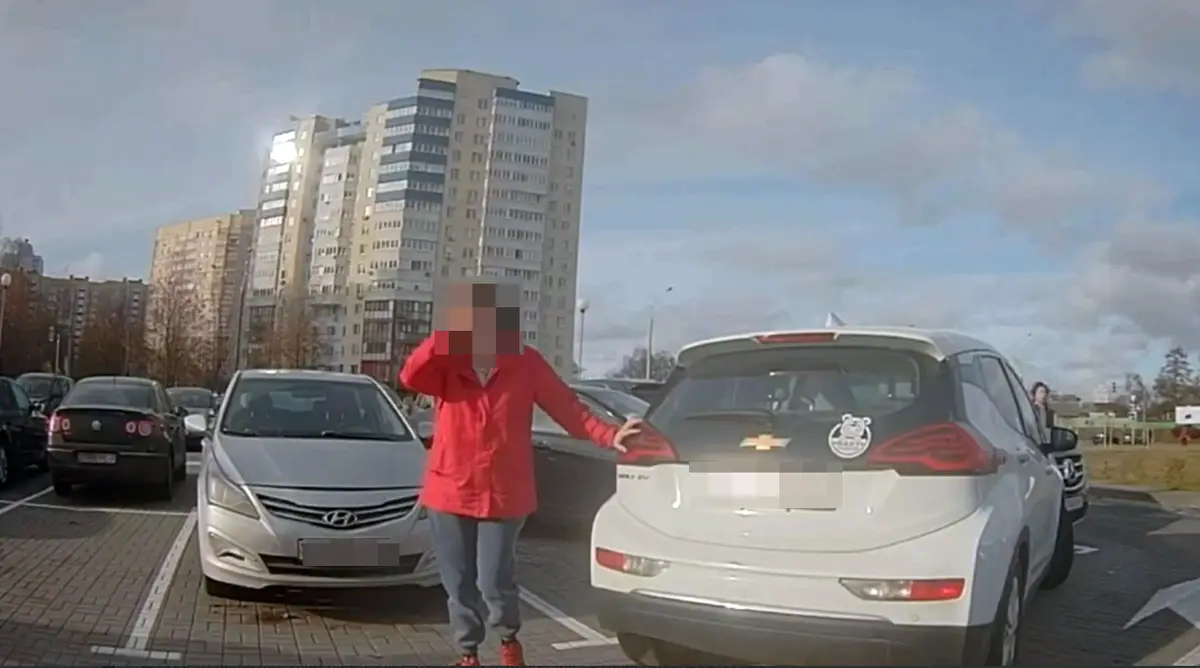 Перепутала педали и повредила шесть машин. Видео из Минска