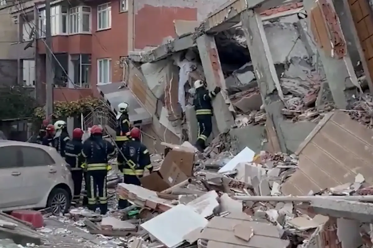 Шестиэтажный жилой дом обрушился в Стамбуле