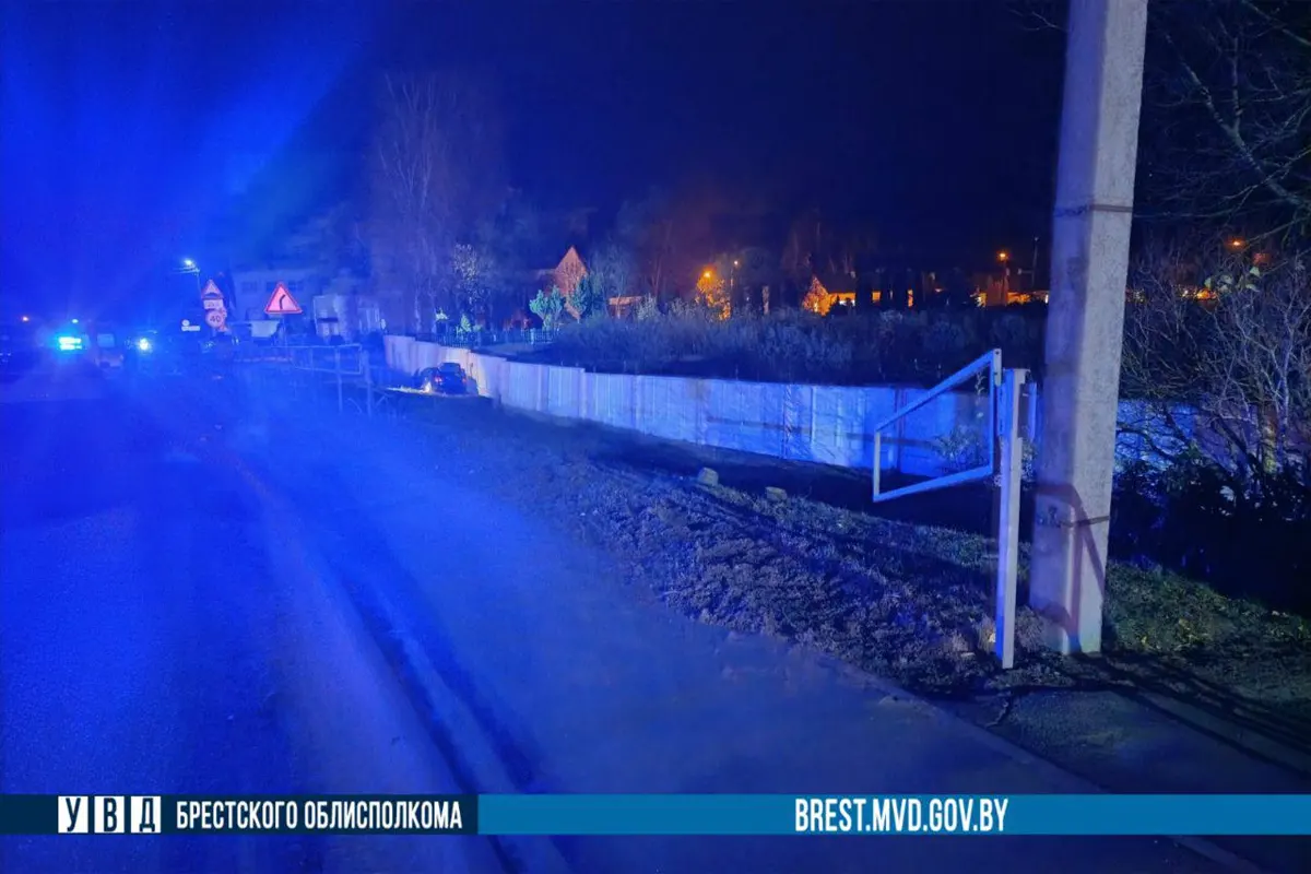 Врезались в бетонный забор. Пассажир BMW погиб в Пинском районе