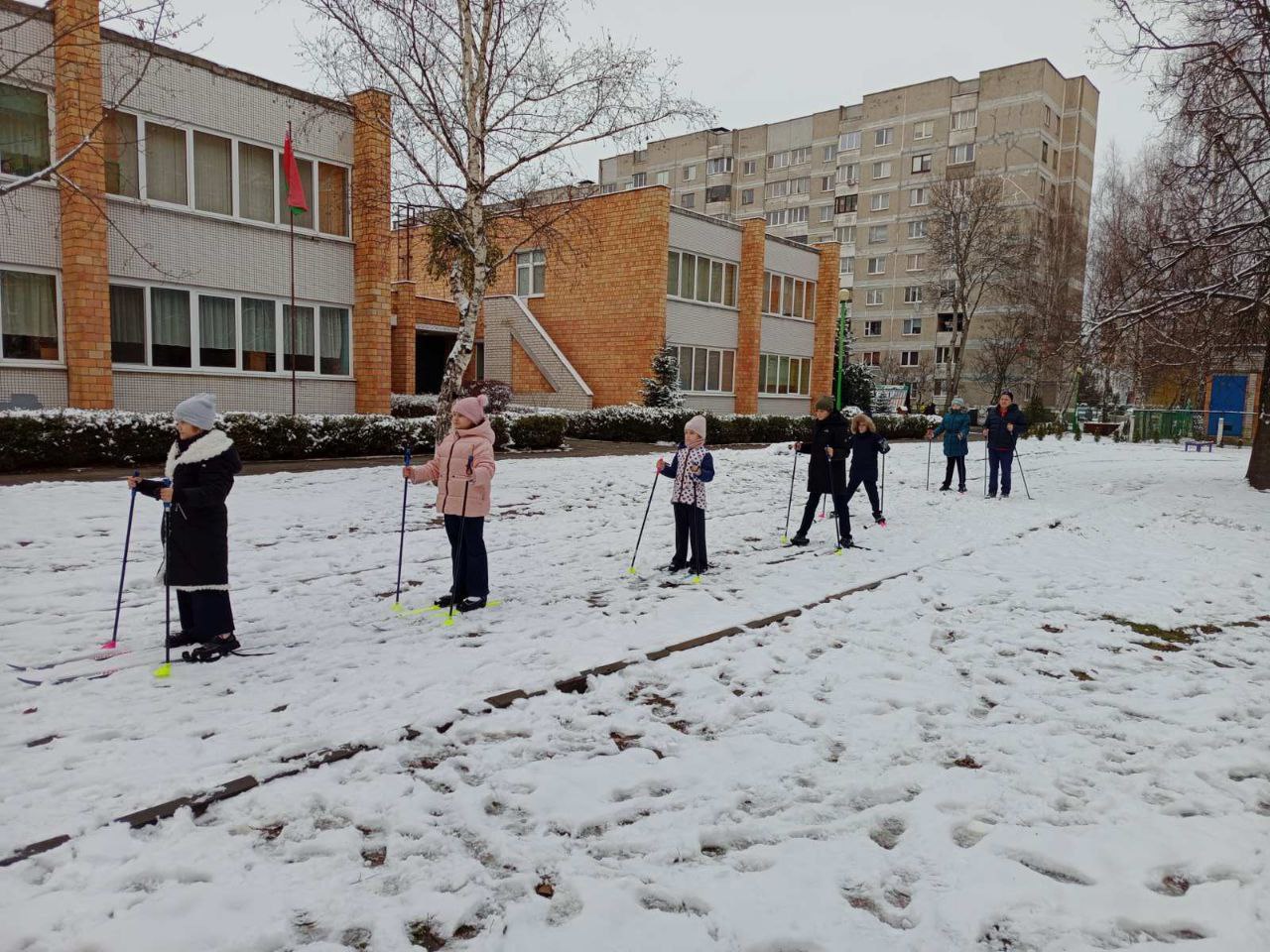 Успеть, пока не растаял! Лыжные занятия проводят школы и детсады Бреста