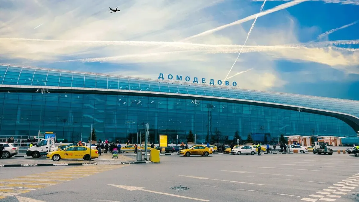 Аэропорт Домодедово (Москва) продали на аукционе за полцены. Кому достался?