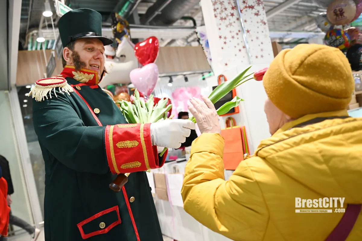 8 марта в Бресте: Гусары, селфи, цветы и солнечная погода   большой репортаж
