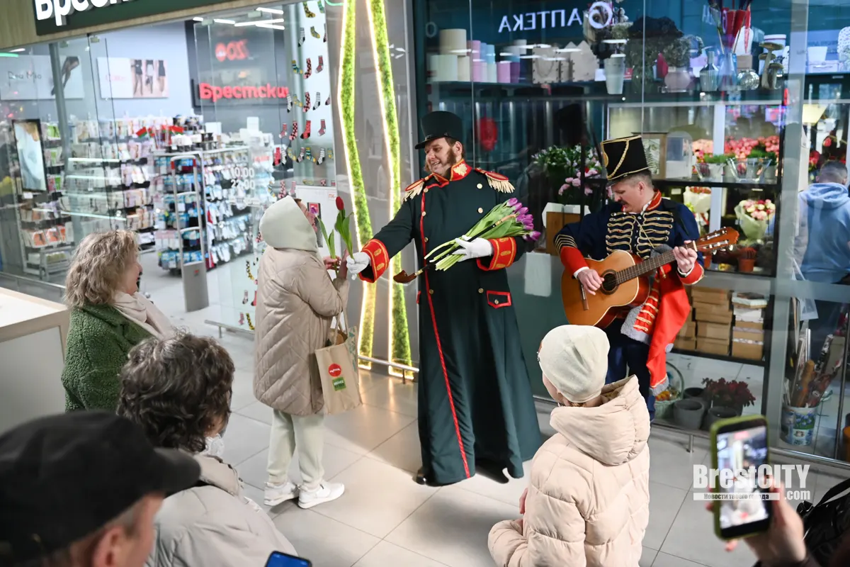 8 марта в Бресте: Гусары, селфи, цветы и солнечная погода   большой репортаж