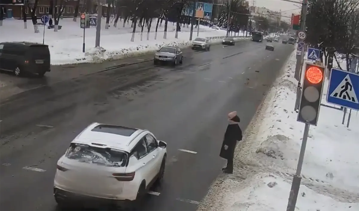 Водитель Belgee проехал на красный   и стал пешеходом на 5 месяцев. Видео из Гомеля