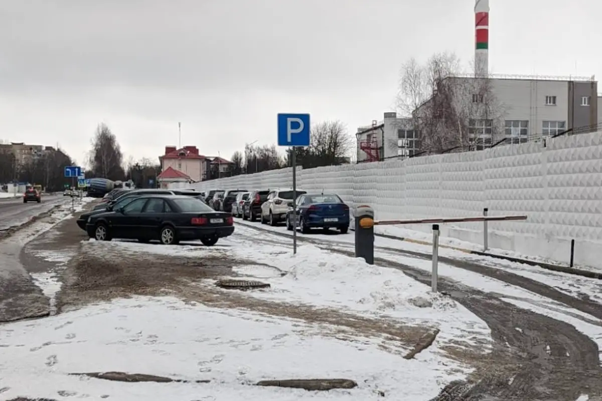 В Барановичах предприятие самовольно организовало парковку, въезд ограничило шлагбаумом