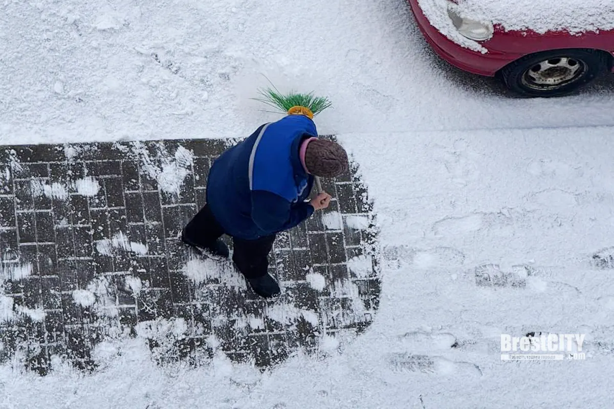 Беларусь присыпало снегом. В расчистке занято более трёх тысяч работников ЖКХ