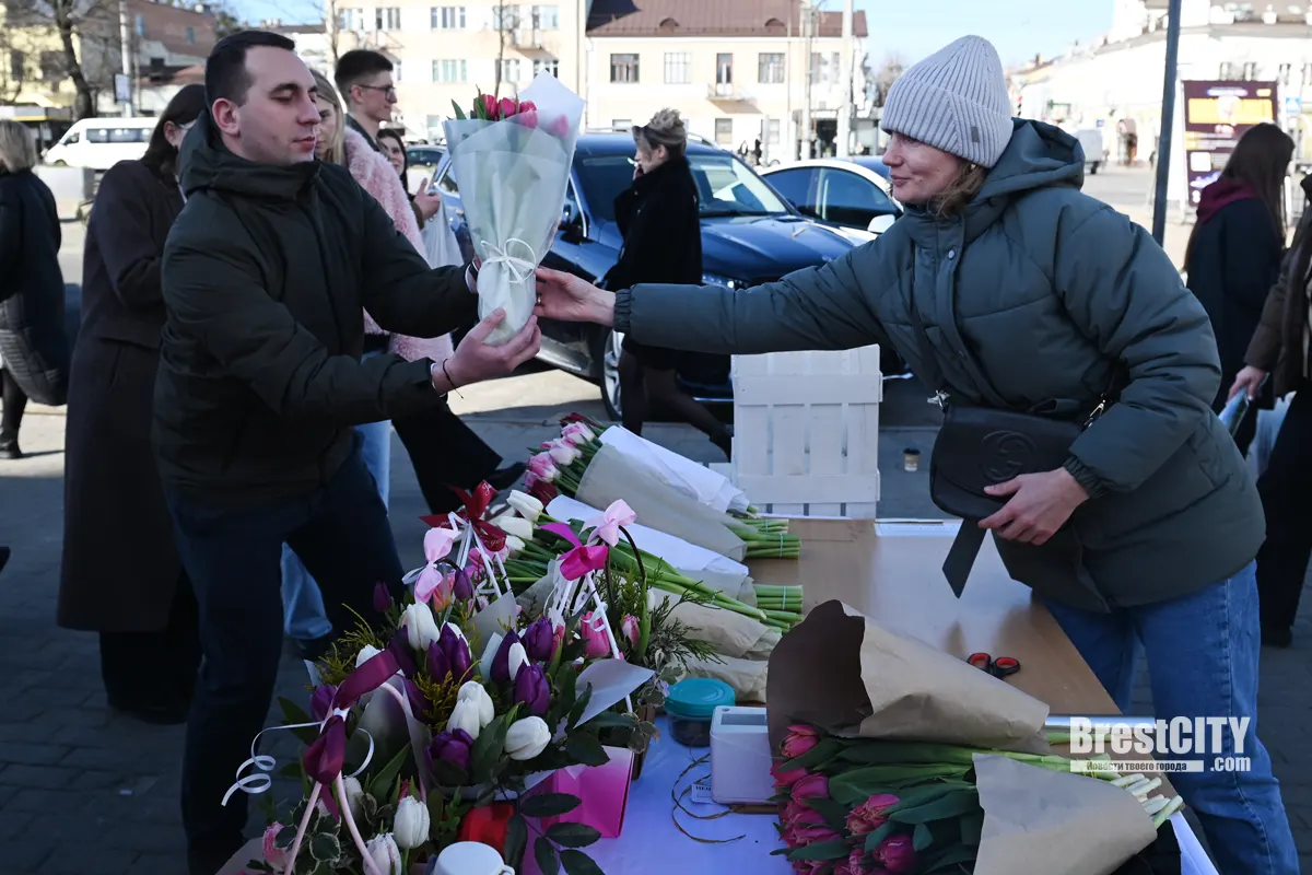 Какие цветы любят девушки и что по ценам накануне 8 марта   продавцы в Бресте рассказали