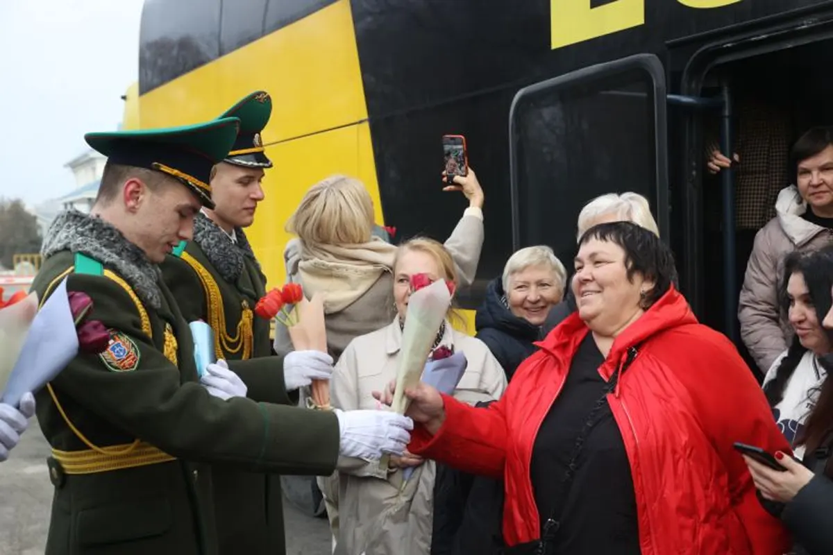 Въезжающих в Беларусь женщин поздравили на границе в Бресте