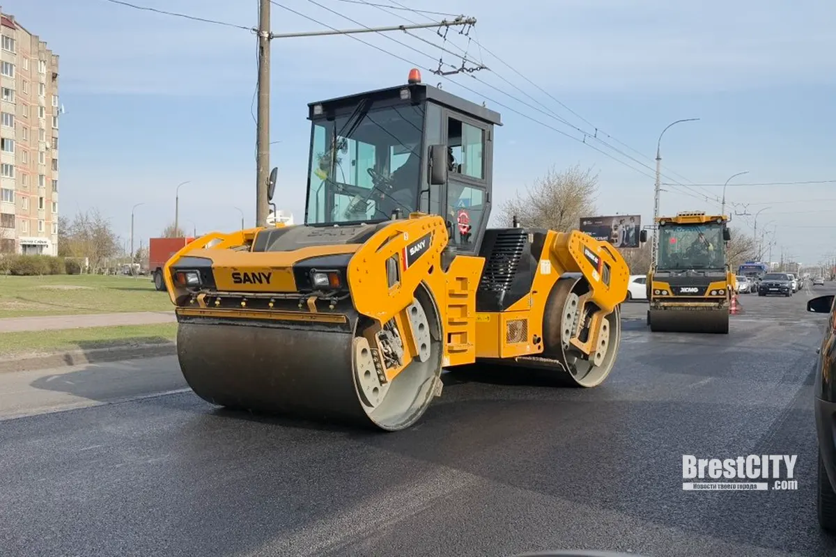 В Бресте на 28 Июля укладывают асфальт. Пробки в сторону Ковалёво