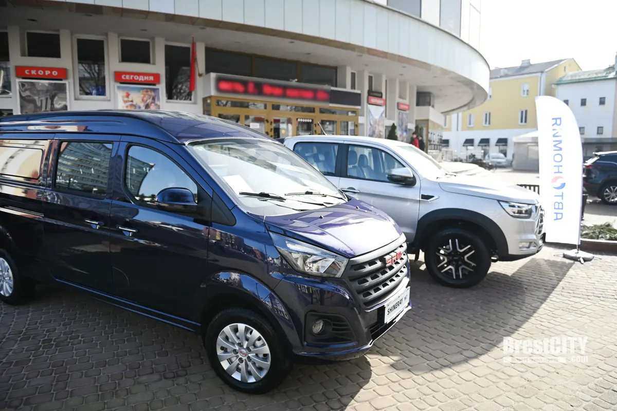 Поздравили женщин с 8 Марта: команда «Автономии» устроила праздничную акцию в центре Бреста