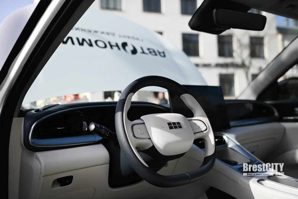 Поздравили женщин с 8 Марта: команда «Автономии» устроила праздничную акцию в центре Бреста