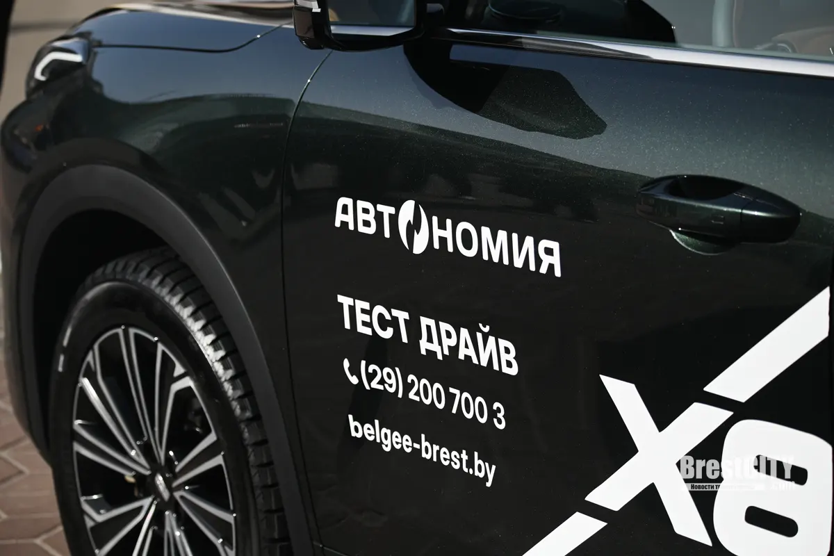 Поздравили женщин с 8 Марта: команда «Автономии» устроила праздничную акцию в центре Бреста