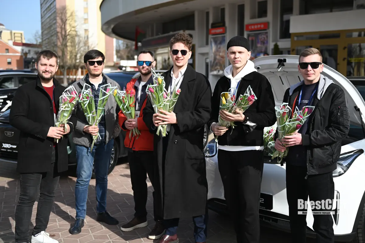 Поздравили женщин с 8 Марта: команда «Автономии» устроила праздничную акцию в центре Бреста