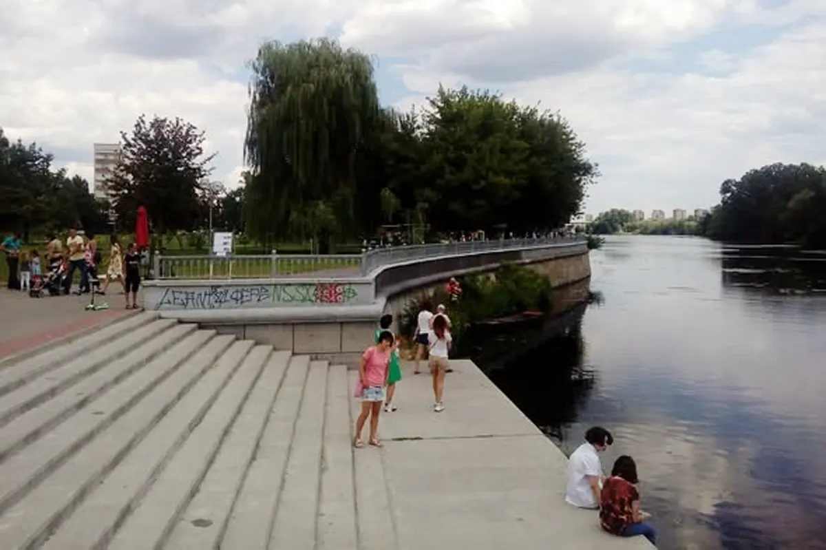 Тени ушедшей эпохи: как изменилась Брестская набережная