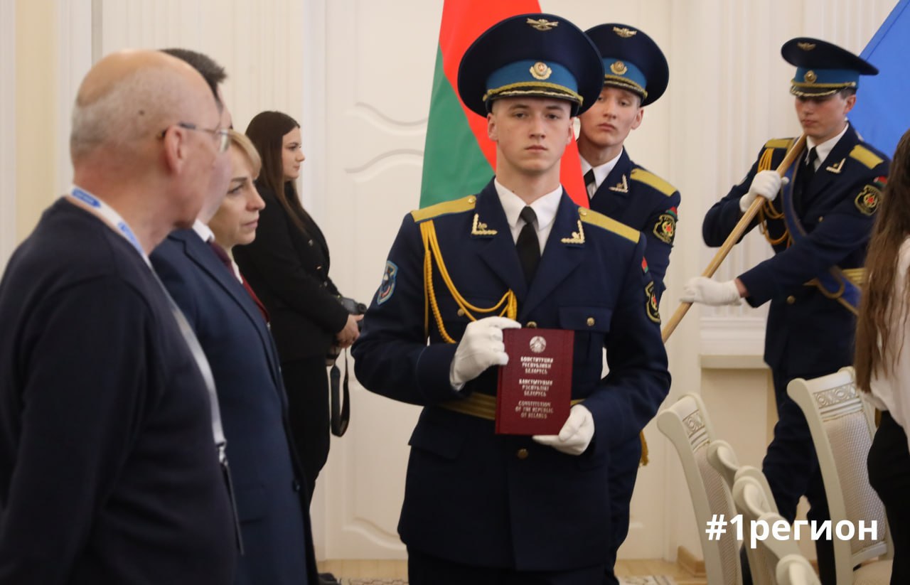 Школьникам в Бресте вручили паспорта и экземпляры Конституции