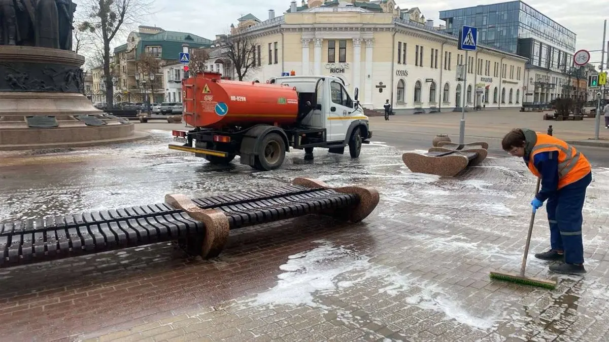 Мойка тротуарной плитки. Главная пешеходная улица Бреста стала чище