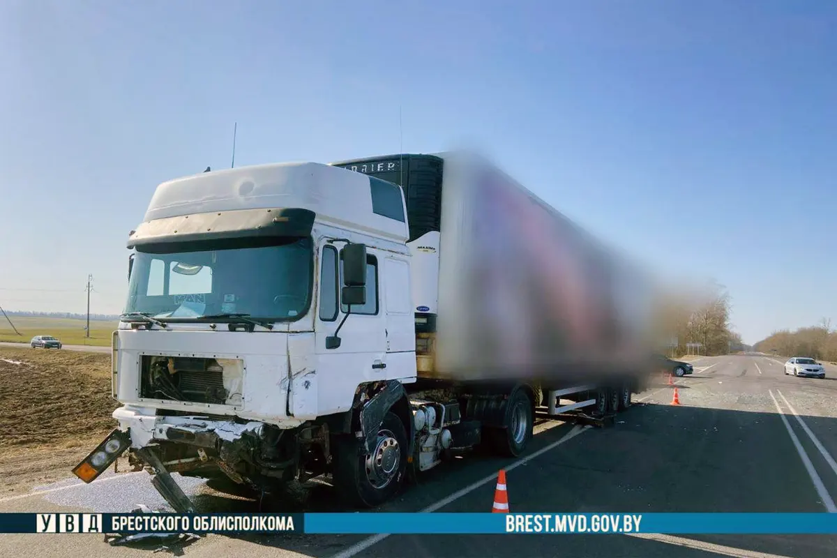 Не уступила дорогу фуре. Водитель VW в больнице, две девочки после медпомощи дома