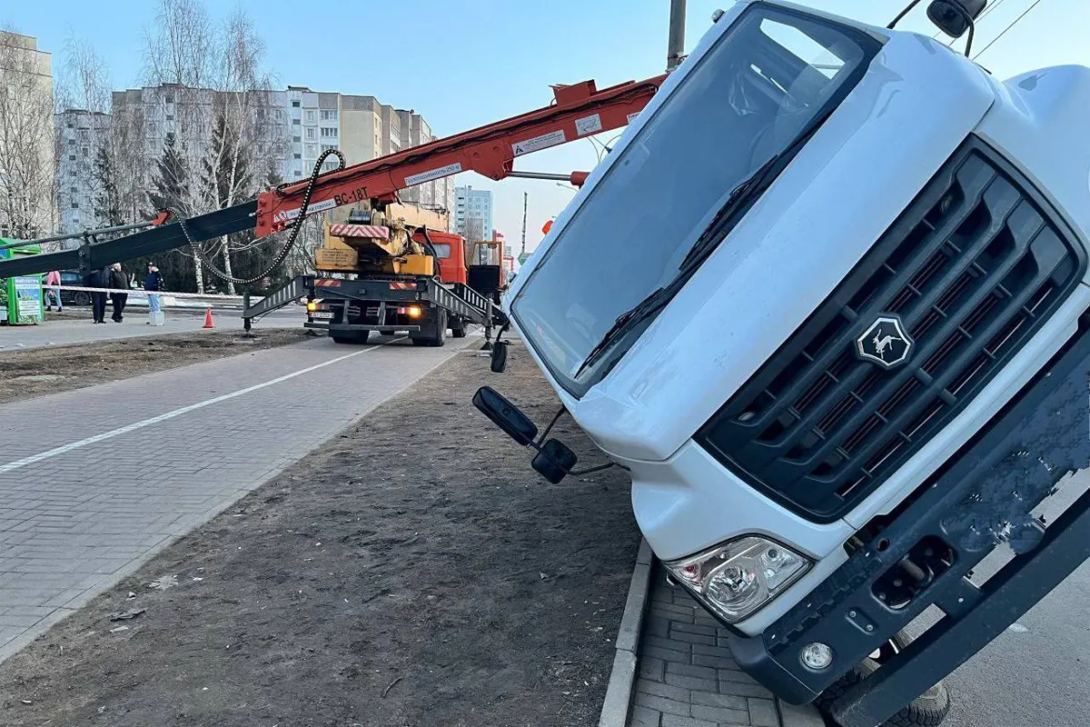 В Минске опрокинулся автогидроподъемник   травмирован рабочий