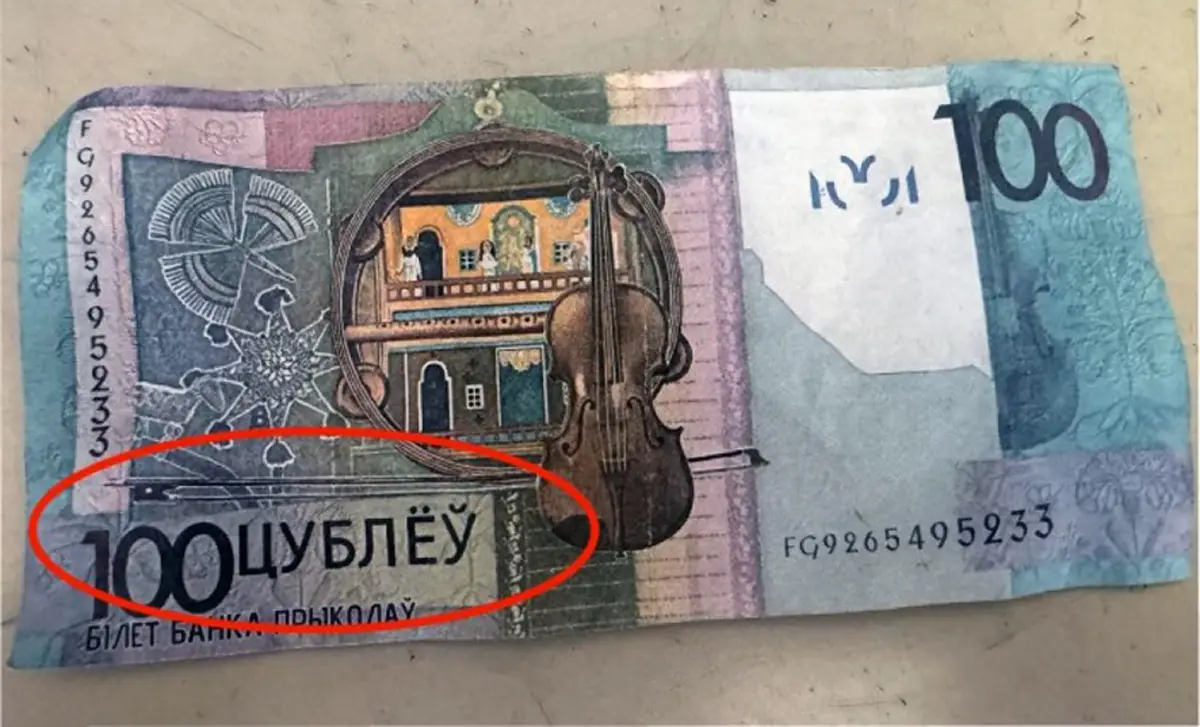 Соцработник подменила деньги из кошелька пенсионерки на сувенирные банкноты