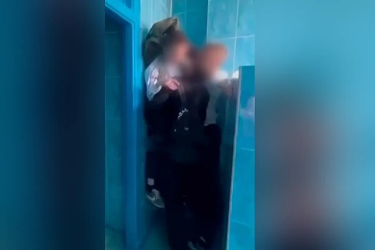 Гродно. Школьника подвесили за портфель на крючок в туалете   кто и зачем это сделал