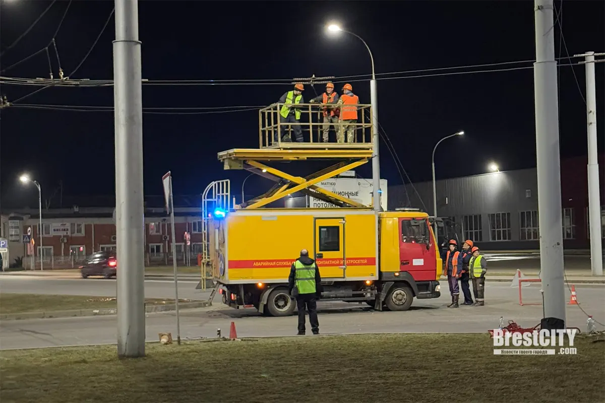 Брест. Повреждения контактной сети на ул. Карьерной устранены   бригады работали всю ночь