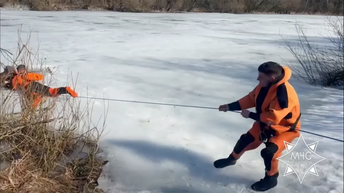 Как спасали провалившегося под лёд рыбака в Минском районе   видео