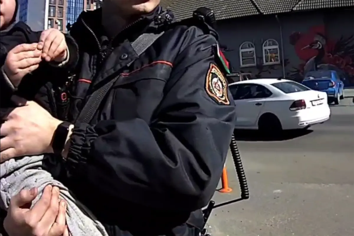 Сбежал на самокате. В Бресте охрановцы вернули маме потерявшегося малыша
