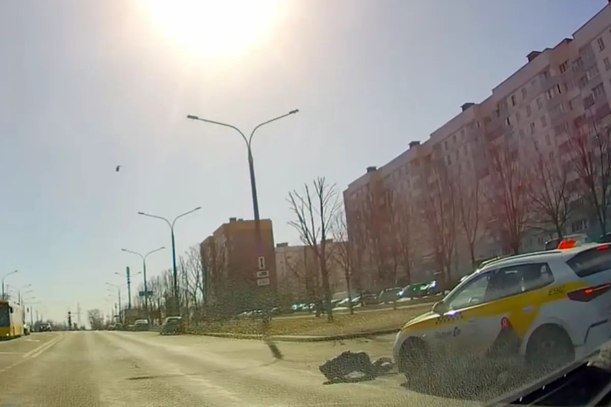 И кто будет виноват? Школьницу сбило такси в Минске   видео ДТП