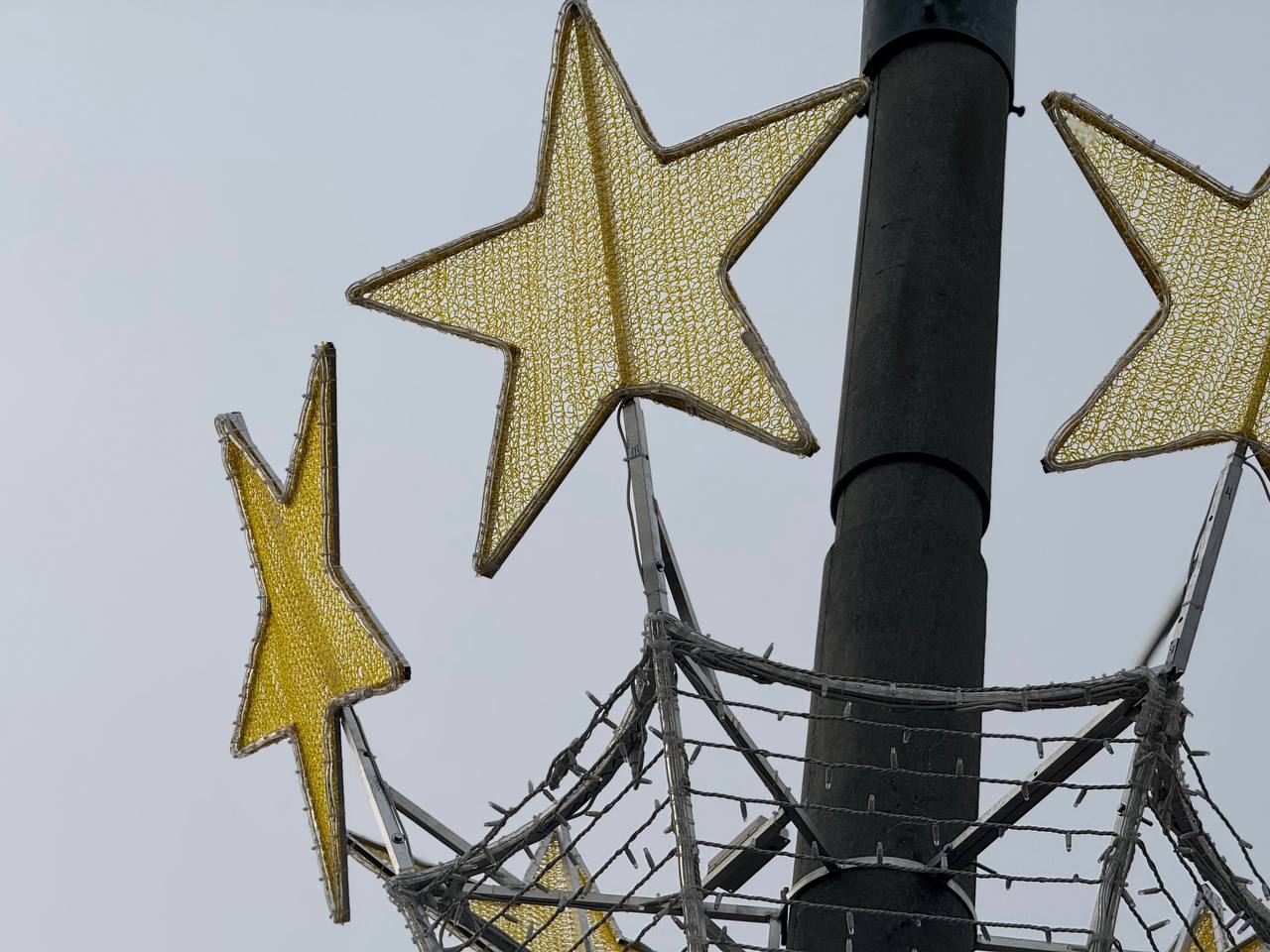 Звездное небо становится ближе: в Бресте обновляют праздничную подсветку