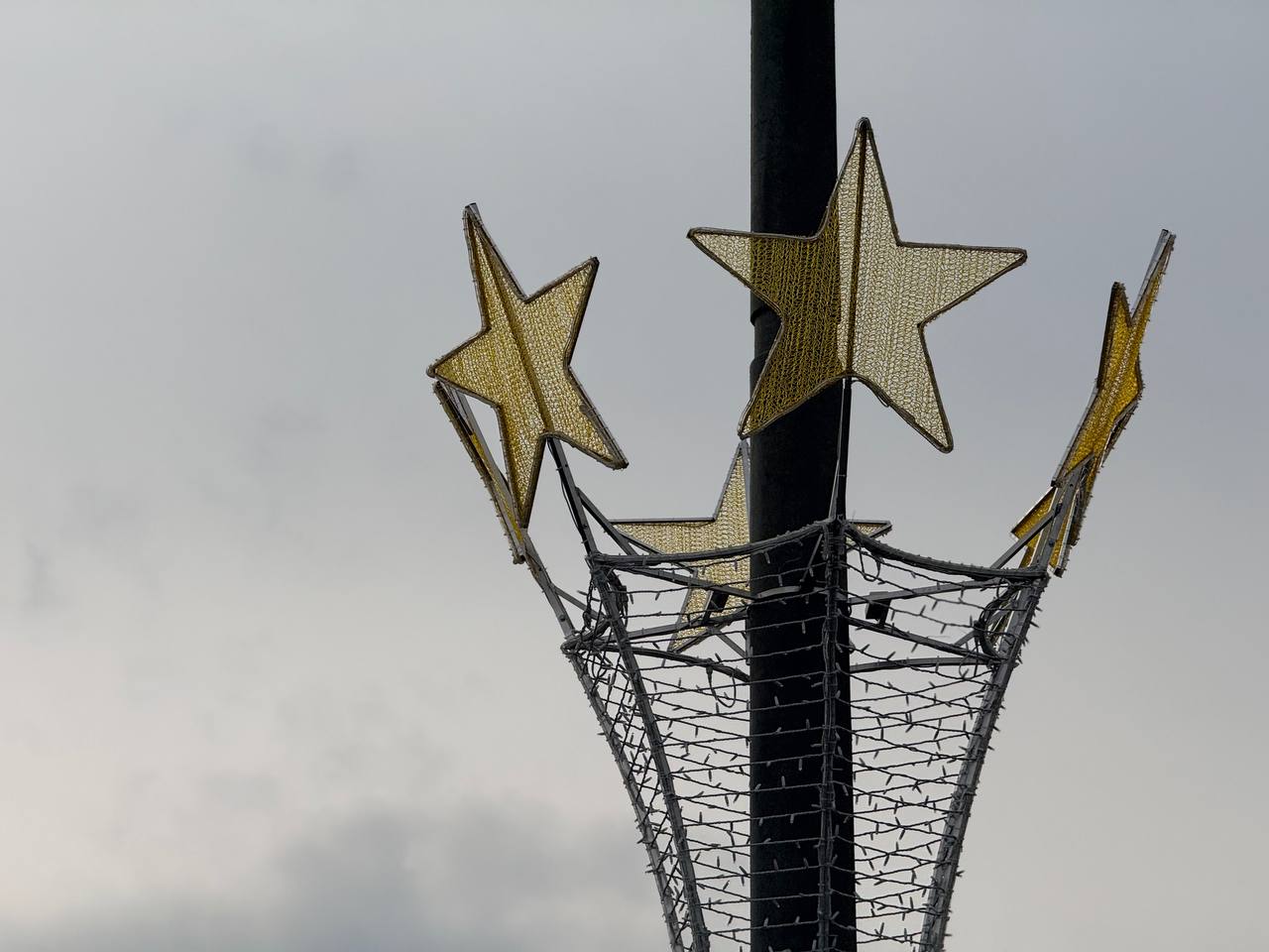 Звездное небо становится ближе: в Бресте обновляют праздничную подсветку