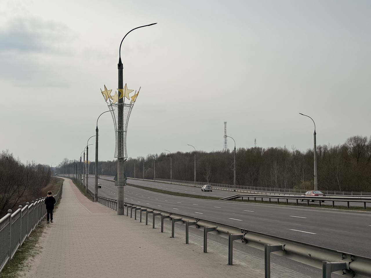 Звездное небо становится ближе: в Бресте обновляют праздничную подсветку