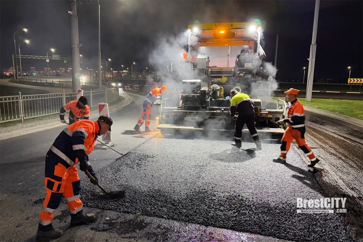 Пока город спит. Как ночью в Бресте укладывали асфальт на Варшавке