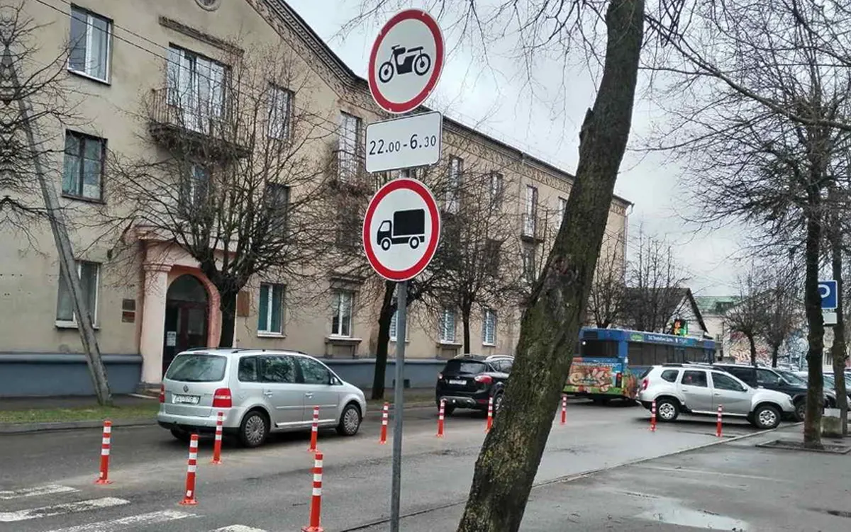 Так можно? Мотоциклистам ночью запретили проезд на одной из улиц в Барановичах