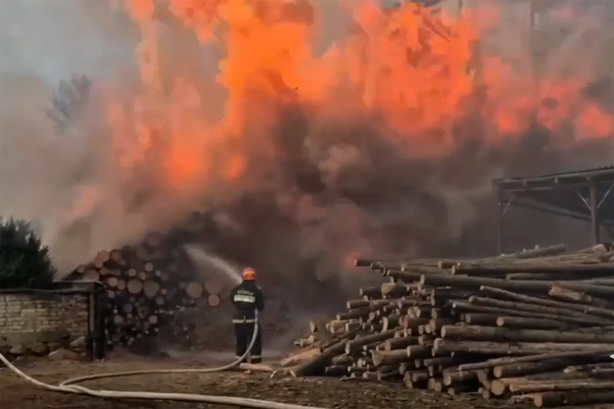 В Ружанах загорелись дрова на территории котельной возле костёла   видео