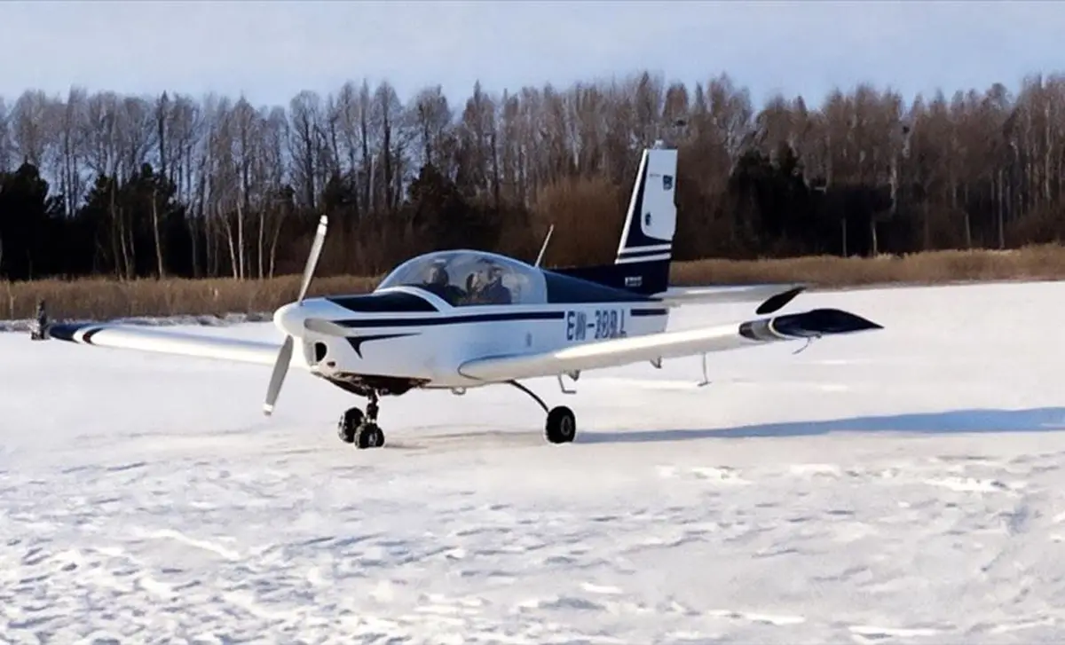Самолет сел на лёд среди рыбаков в Пинском районе. Так можно?