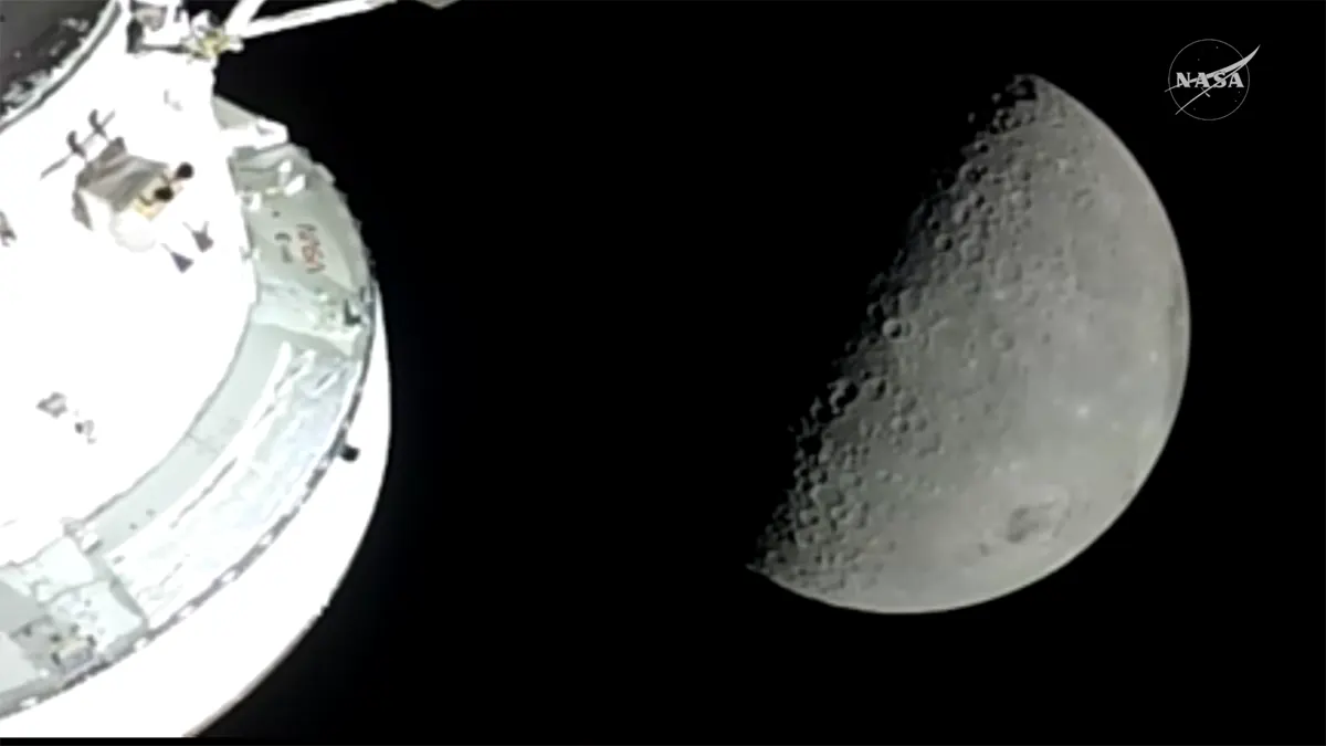 Пилотируемый корабль Orion облетел Луну и направляется к Земле