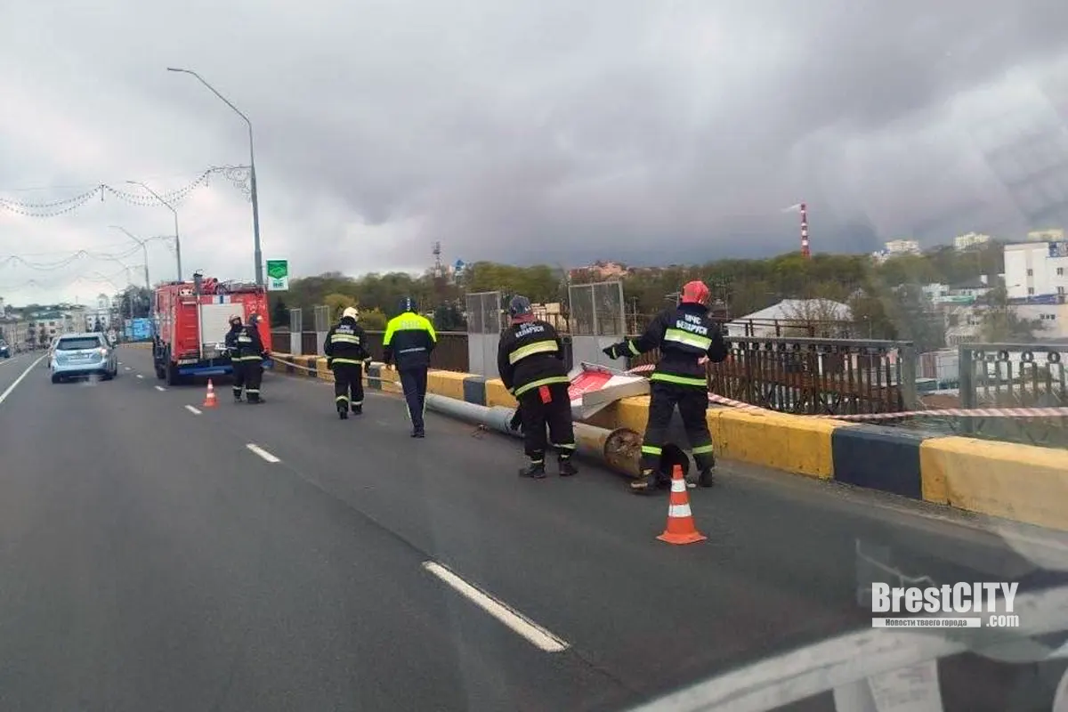 Световая опора упала на путепроводе по ул.Ленина в Бресте