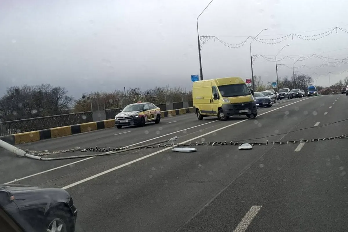 Световая опора упала на путепроводе по ул.Ленина в Бресте