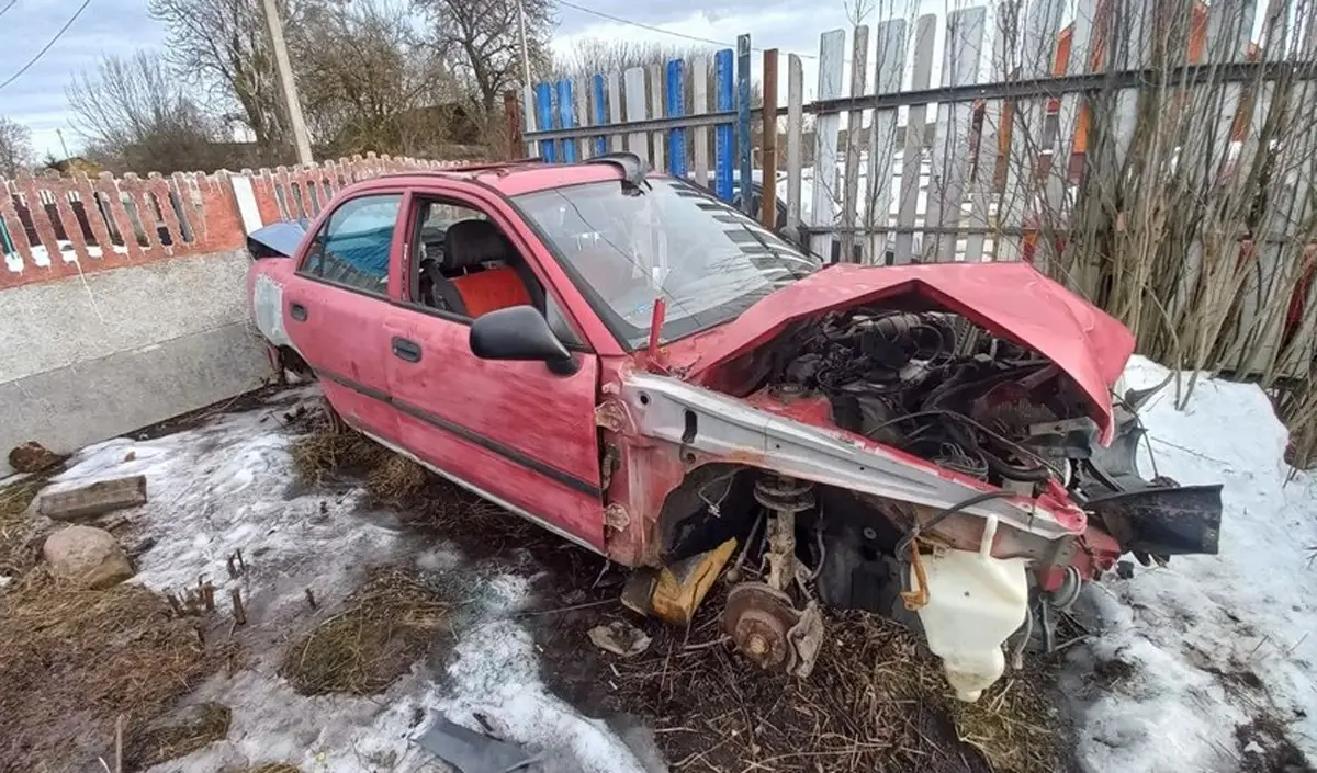 Отец дал подростку проехать на чужом автомобиле, а тот разбил его