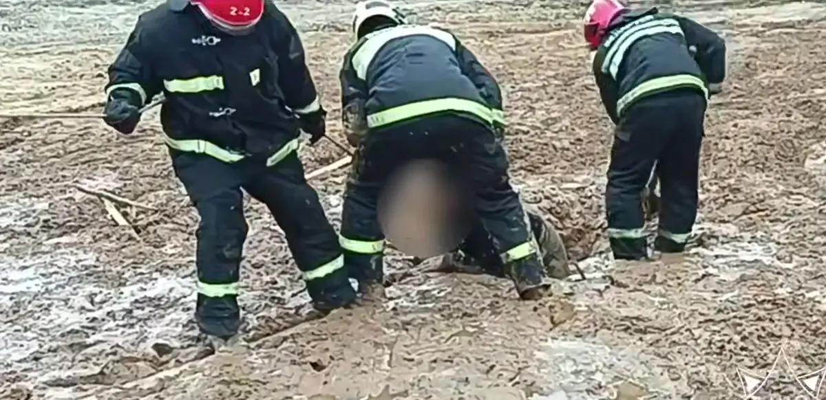 Подросток застрял в грязи: сам выбраться не мог. Видео из Борисова