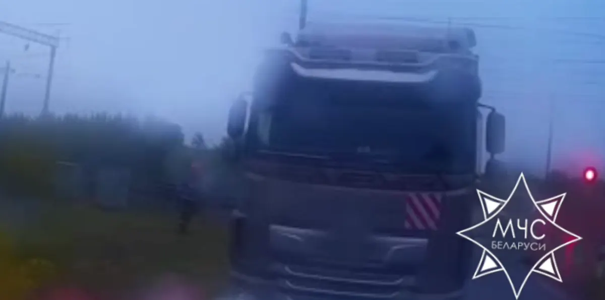 Автовоз застрял на ЖД переезде. На помощь пришла пожарная автоцистерна   видео