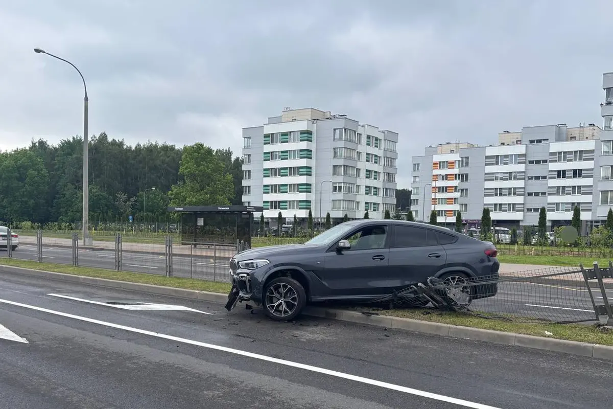 Проверка на прочность: BMW после заноса въехал в ограждение в Минске