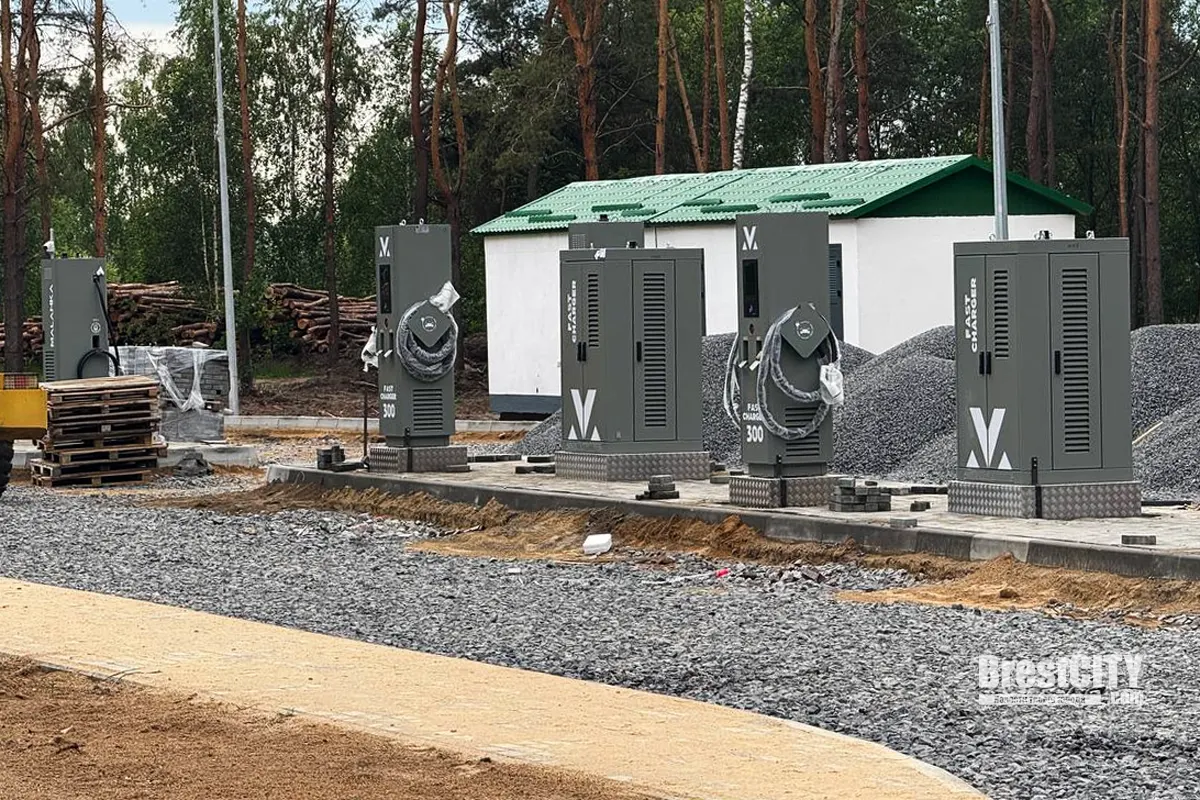 Супербыстрый электрозарядный комплекс строят на М1 возле Кобрина
