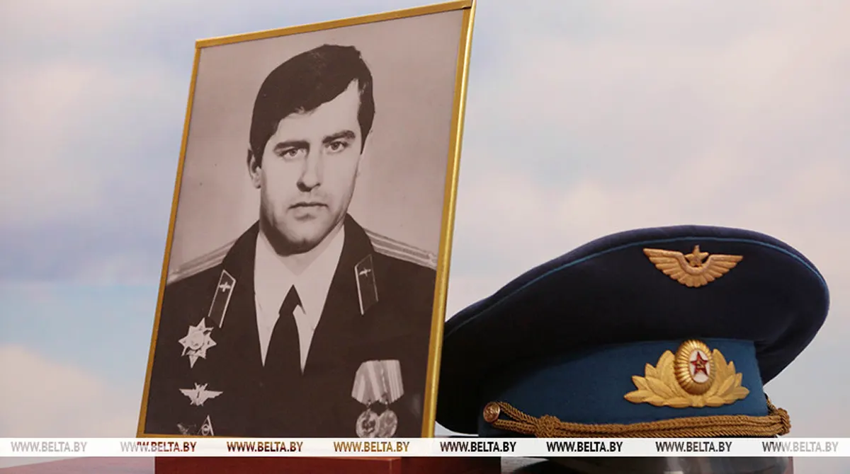 Первый Герой Беларуси. К 30 летию подвига военного летчика Владимира Карвата